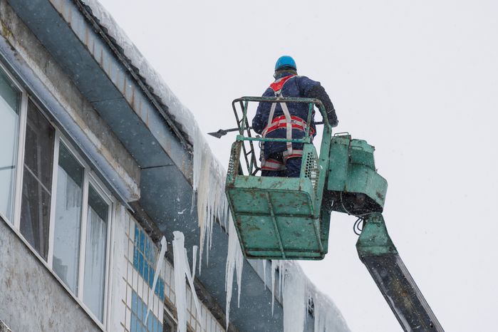 Очистка крыши многоквартирного дома на улице Чайковского в Лобне от сосулек