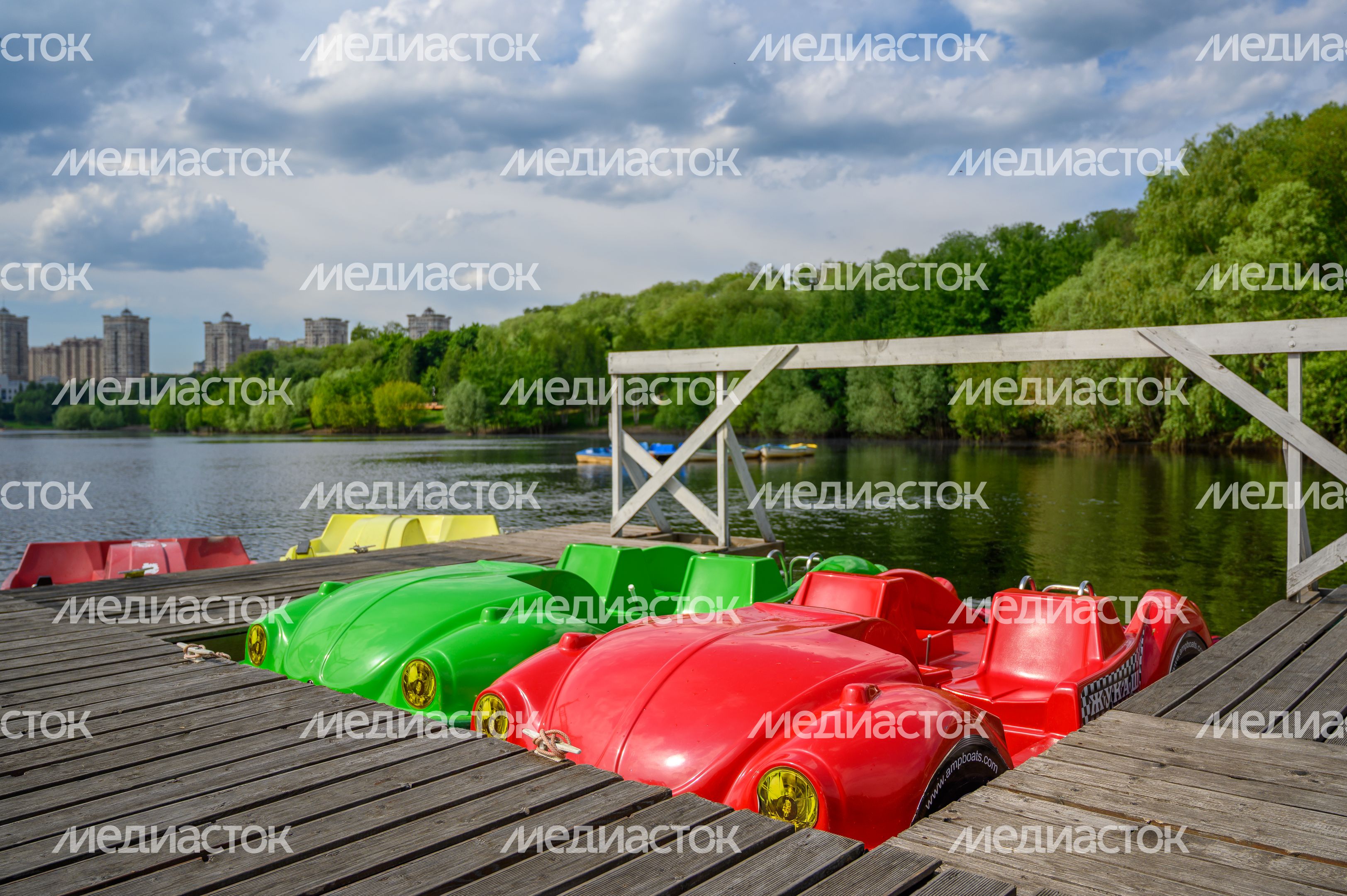 Набережная Борисоглебского озера в Раменском городском парке культуры и отдыха летом Набережная Борисоглебского озера в Раменском городском парке культуры и отдыха летом