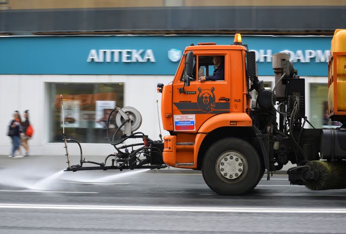 Поливальная машина на Тверской улице в Москве