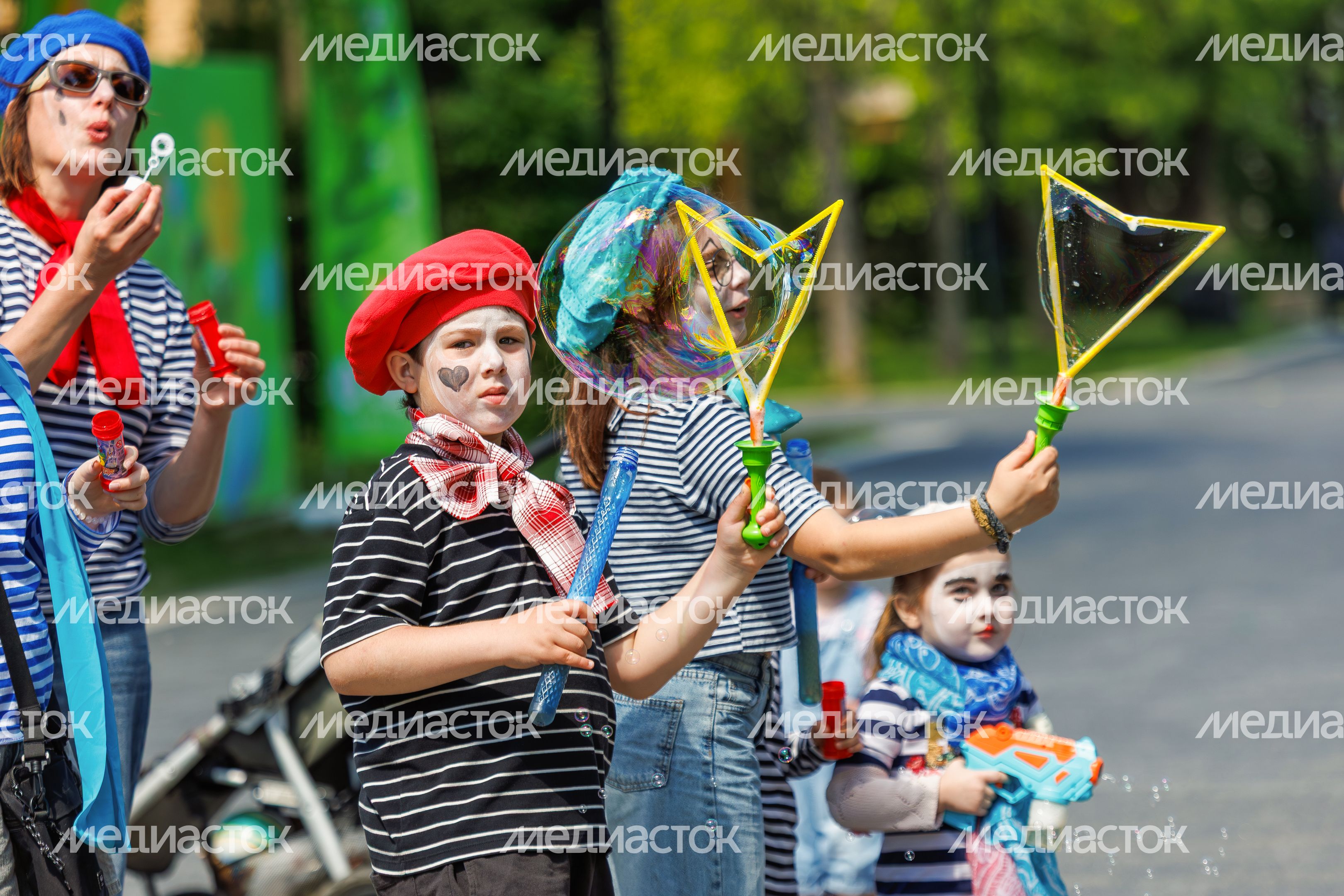 Шествие сказочных героев на открытии книжного фестиваля «Читаем вместе» в парке Мира Мытищ Шествие сказочных героев на открытии книжного фестиваля «Читаем вместе» в парке Мира Мытищ