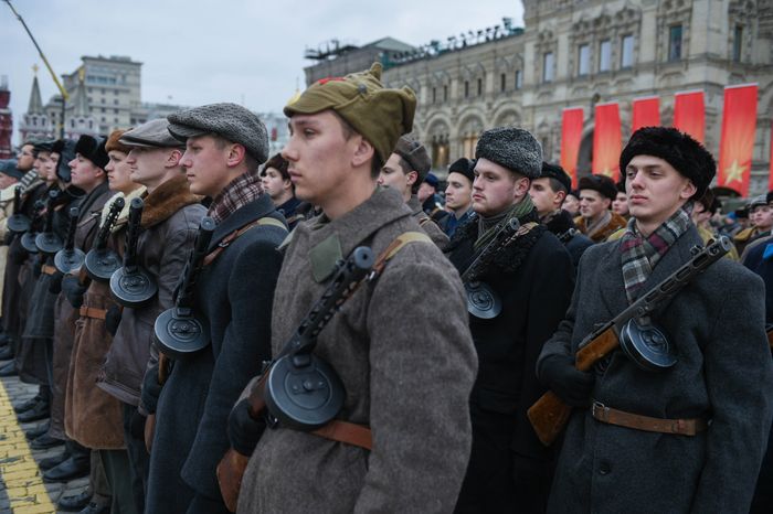 Торжественный марш в честь парада 1941 года на Красной площади в Москве