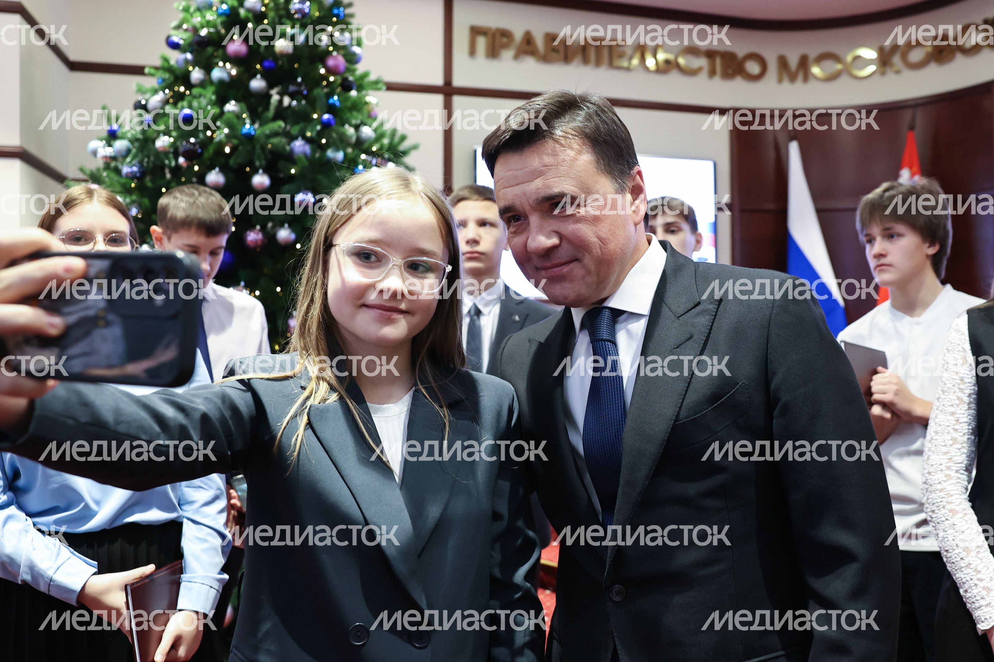 Андрей Воробьев вручил первые паспорта юным жителям Подмосковья