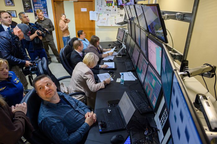 Специалисты Центра подготовки космонавтов Звездного городка наблюдают на мониторах за тренировкой космонавта
