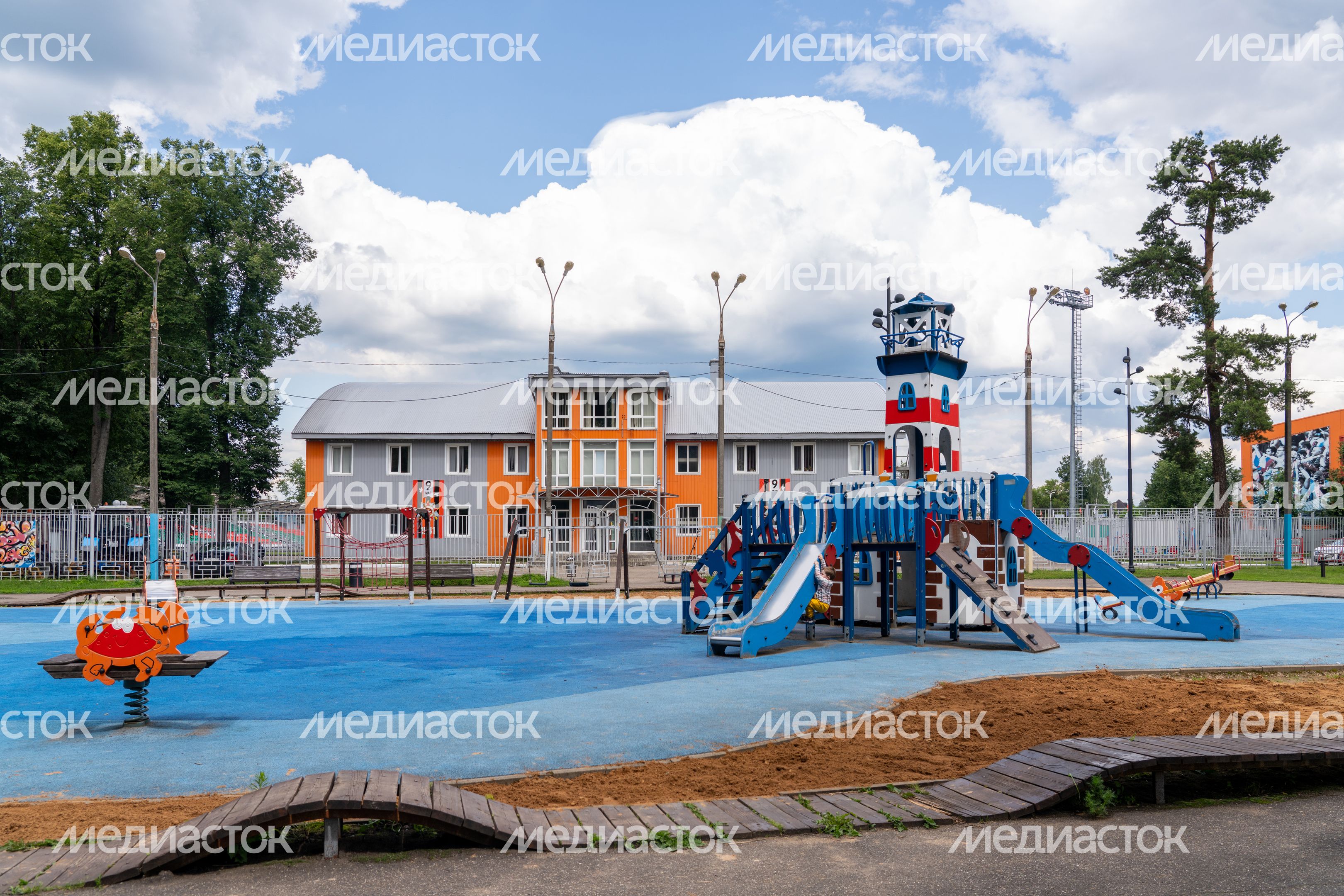 Детская площадка в Центральном парке имени В.В. Воровского в Наро-Фоминске летом Детская площадка в Центральном парке имени В.В. Воровского в Наро-Фоминске летом