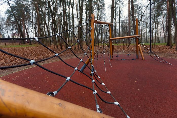 Детская площадка в парке культуры и отдыха «Свердловский» поселка Свердловский Лосино-Петровского округа зимой