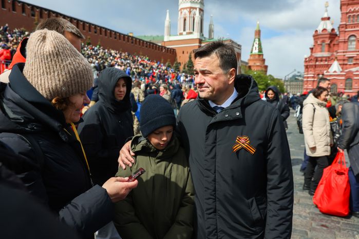 Андрей Воробьев вместе со своими детьми и семьей Героя России посетил Парад Победы