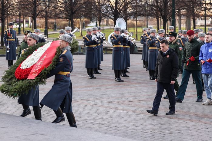 Андрей Воробьев возложил цветы к Вечному огню вместе с героями СВО и волонтерами