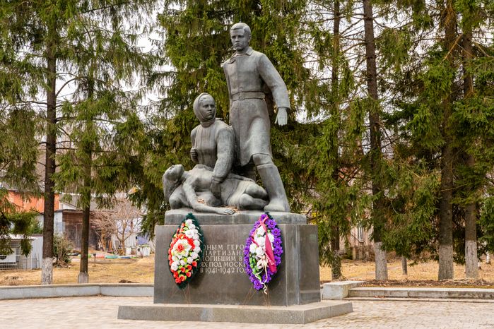 Памятник юным героям-партизанам в селе Осташево Волоколамского округа