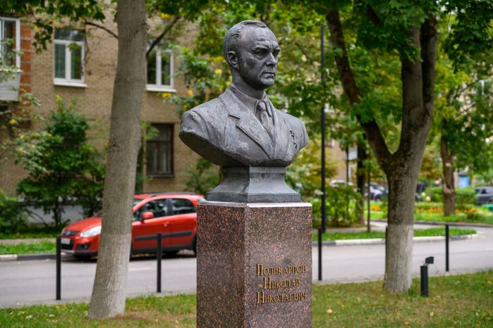 Бюст Николая Николаевича Поликарпова на аллее «Создатели авиации России» в Жуковском