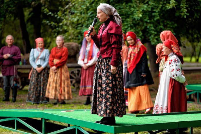 Дефиле в народных костюмах от центра «Истоки» на фестивале народных традиций «Три Спаса в Мелихове»