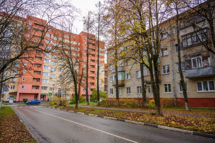 Многоквартирный дом в микрорайоне Авиационный Домодедово осенью