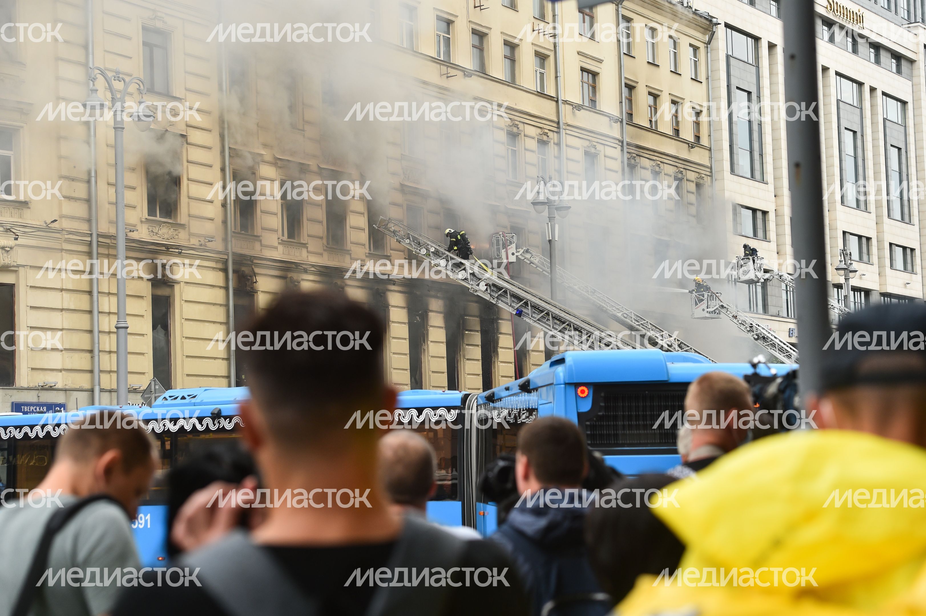 Пожар в реставрируемом здании на Тверской улице в Москве
