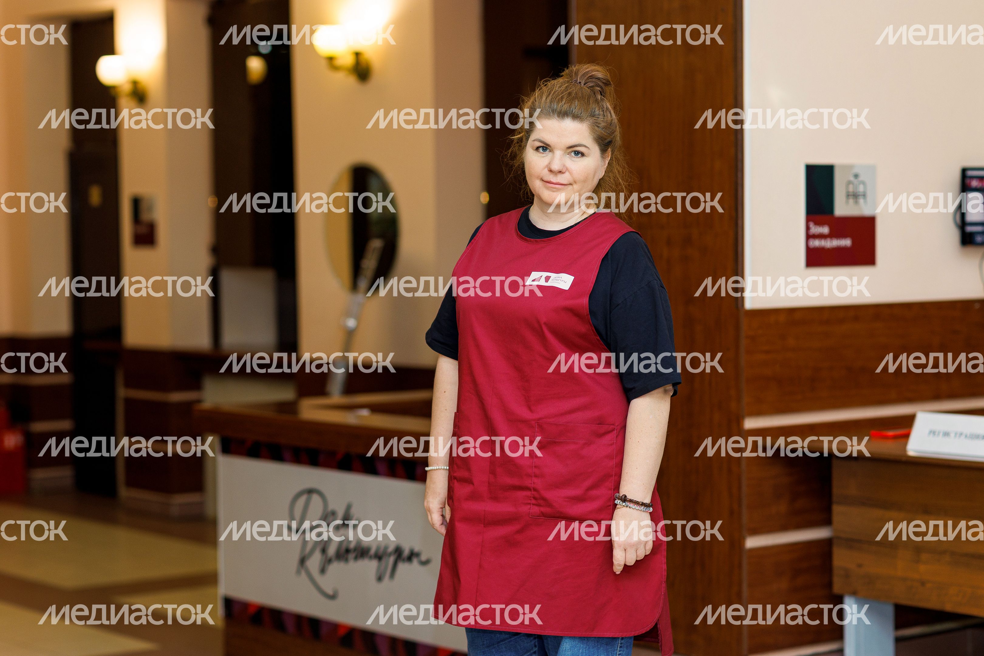 Сотрудник Дома культуры «Пушкино» в брендированной одежде Сотрудник Дома культуры «Пушкино» в брендированной одежде