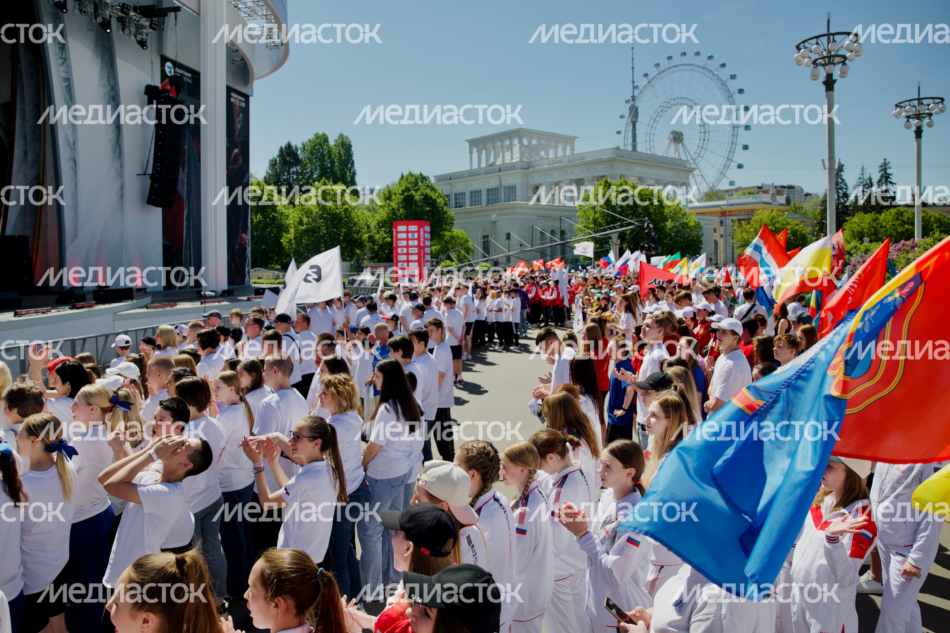 Подмосковные спортсмены с семьями присоединились к параду-шествию на ВДНХ