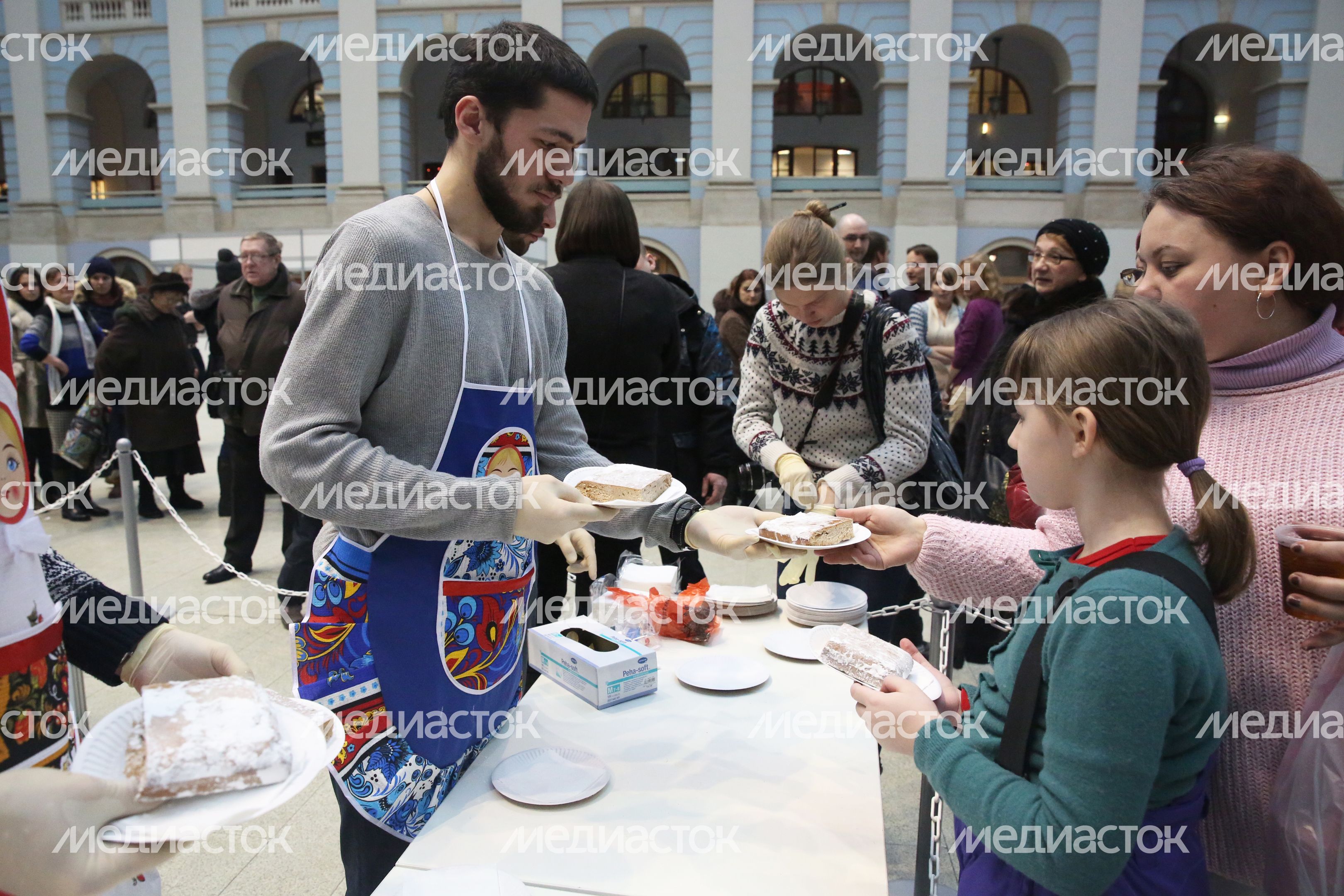 Самая большая коврижка на ярмарке меда в Гостином Дворе