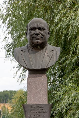 Памятник Н.Н. Лазурину