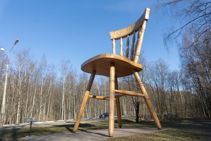 Дубна. Памятник стулу
