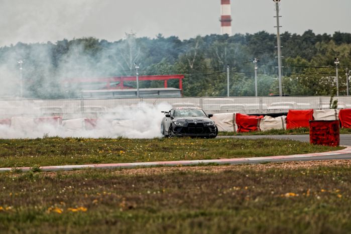 Гонка автомобилей на дрифт-фестивале скорости и драйва Drift Expo Track Mode 2025