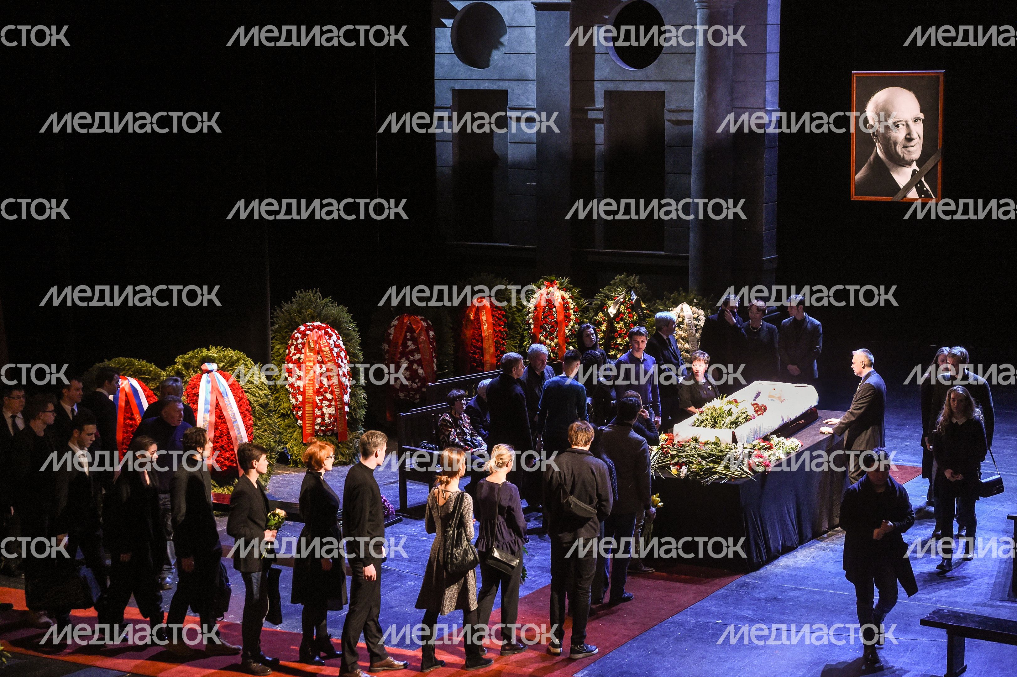 Церемония прощания с Владимиром Этушем в Москве