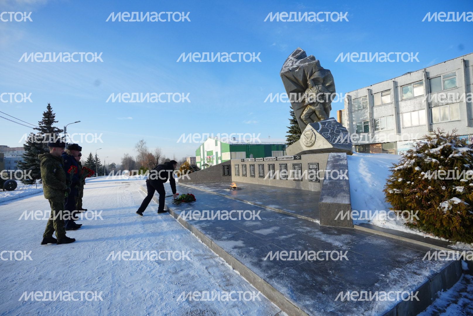Возложение цветов к мемориалу погибших десантников Губернатором Подмосковья