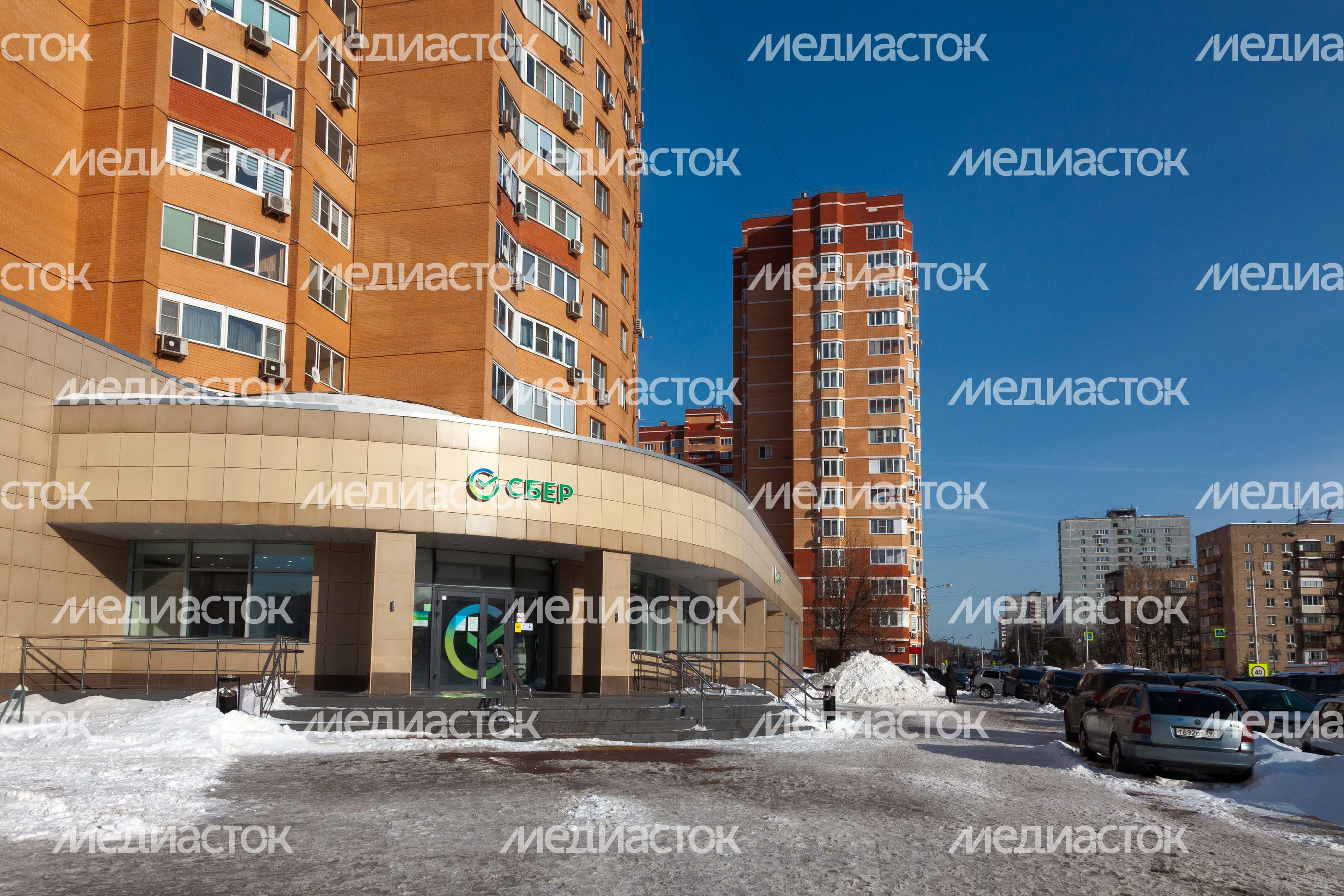 Зимние виды улиц города Дзержинский