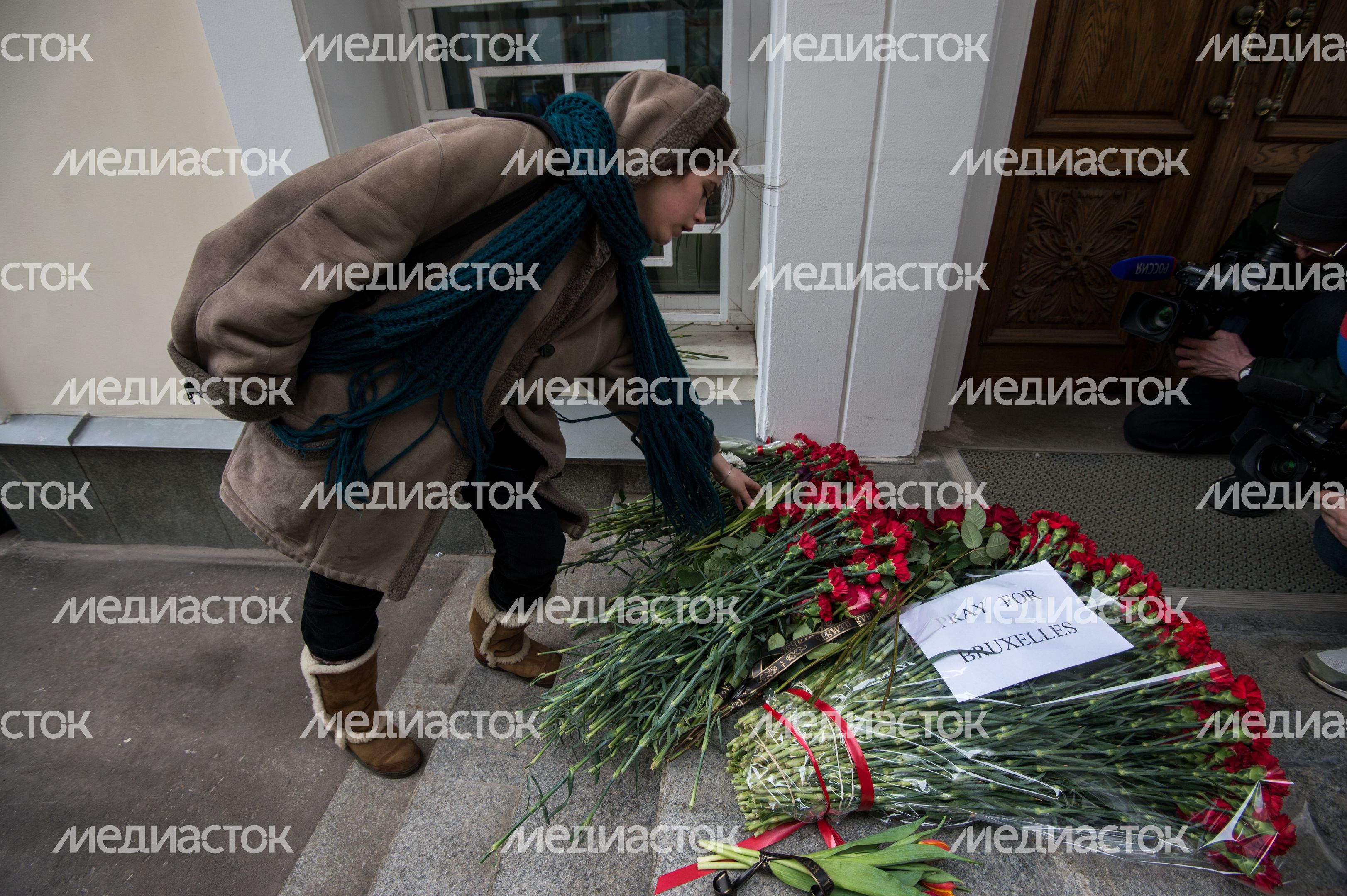 Москвичи несут цветы к посольству Бельгии