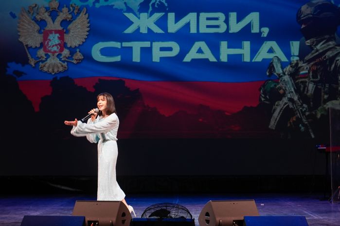 Алиса Мон выступила на концерте "Живи, страна!" в Красногорске