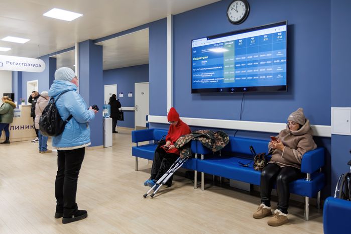 Зона ожидания в новой поликлинике для взрослых в микрорайоне Лукино-Варино города Лосино-Петровский