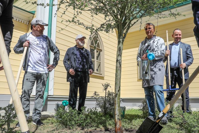 Субботник в музее-усадьбе «Архангельское» с участием губернатора Подмосковья