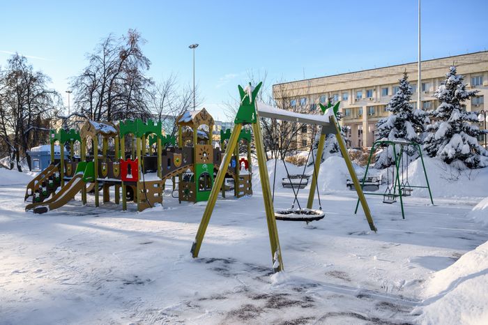 Детская площадка в Люберецком центральном парке культуры и отдыха зимой