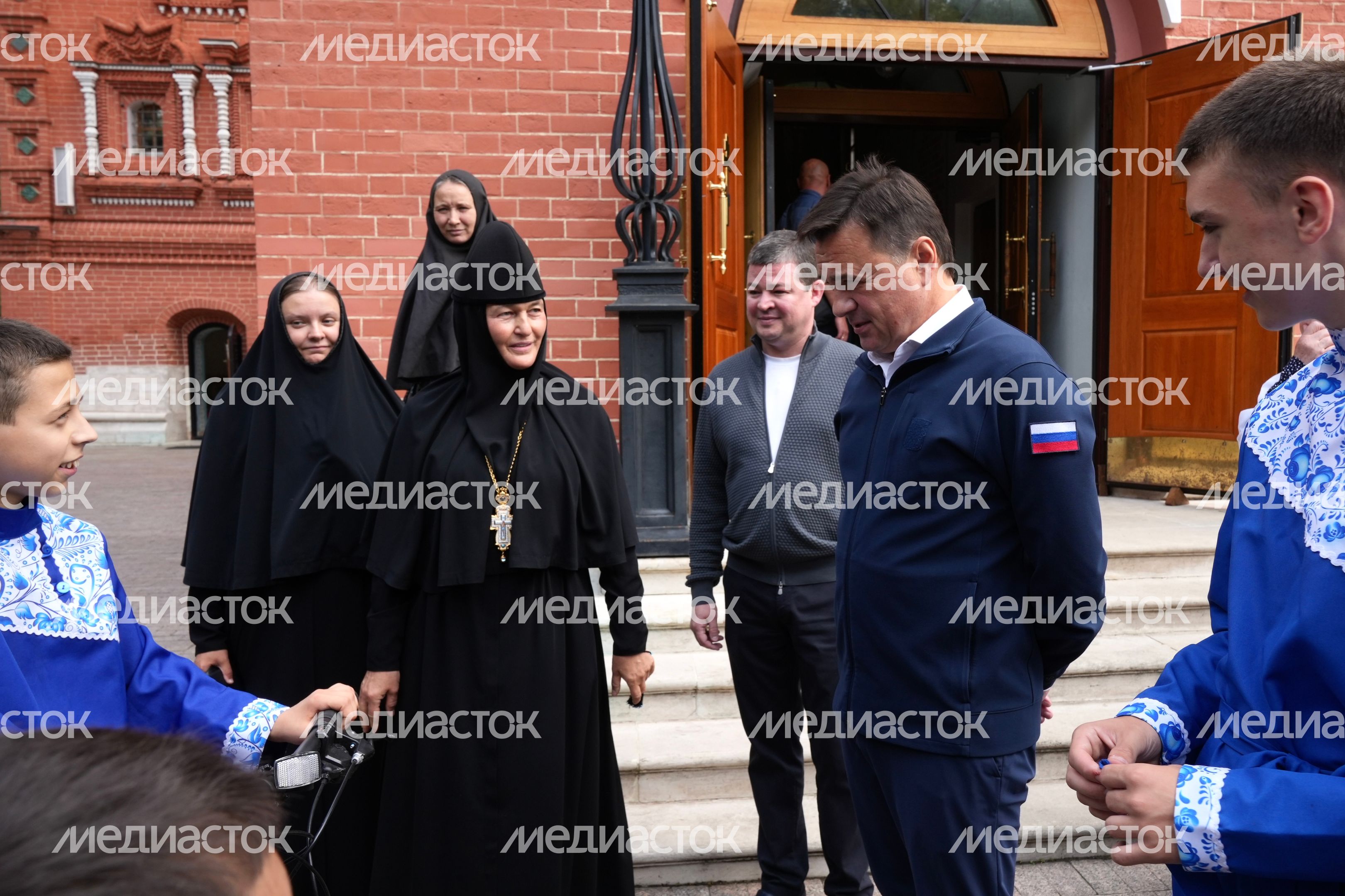 Андрей Воробьев поздравил настоятельницу и воспитанниц Покровского женского монастыря