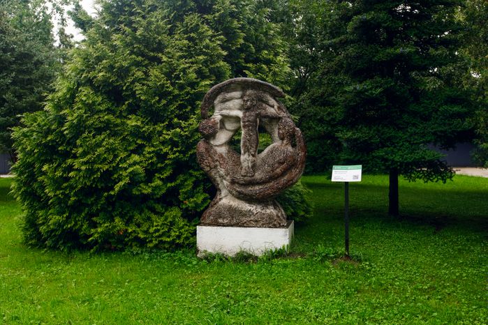 Скульптура в городском парке культуры и отдыха Солнечногорска