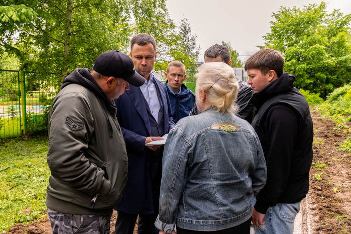 Всеволод Волосевич оценил выполнение работ по благоустройству дворовых территорий и «народных троп»