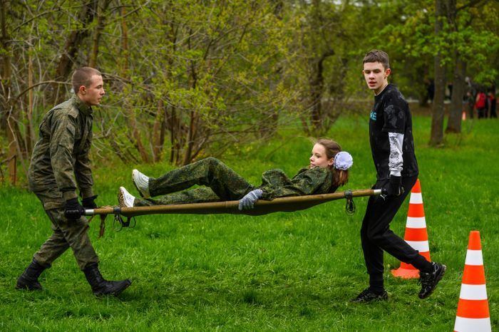 Военно-патриотическая игра «Юнармия, вперед!», посвященная Дню Победы, в Горках Ленинских