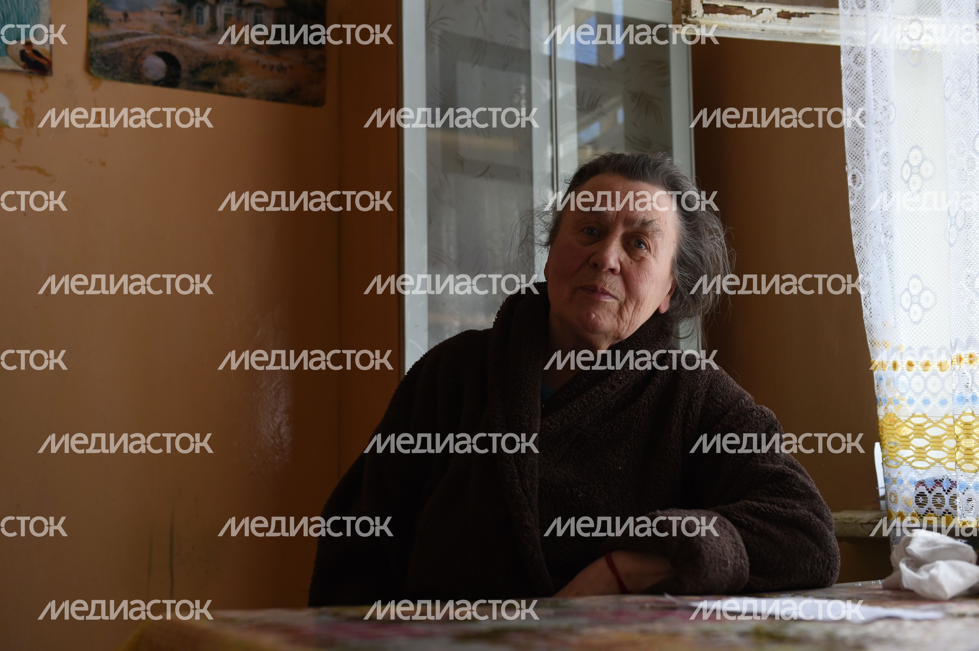 «Плесень, мыши и дырки к соседям» — как живут люди в аварийных пятиэтажках