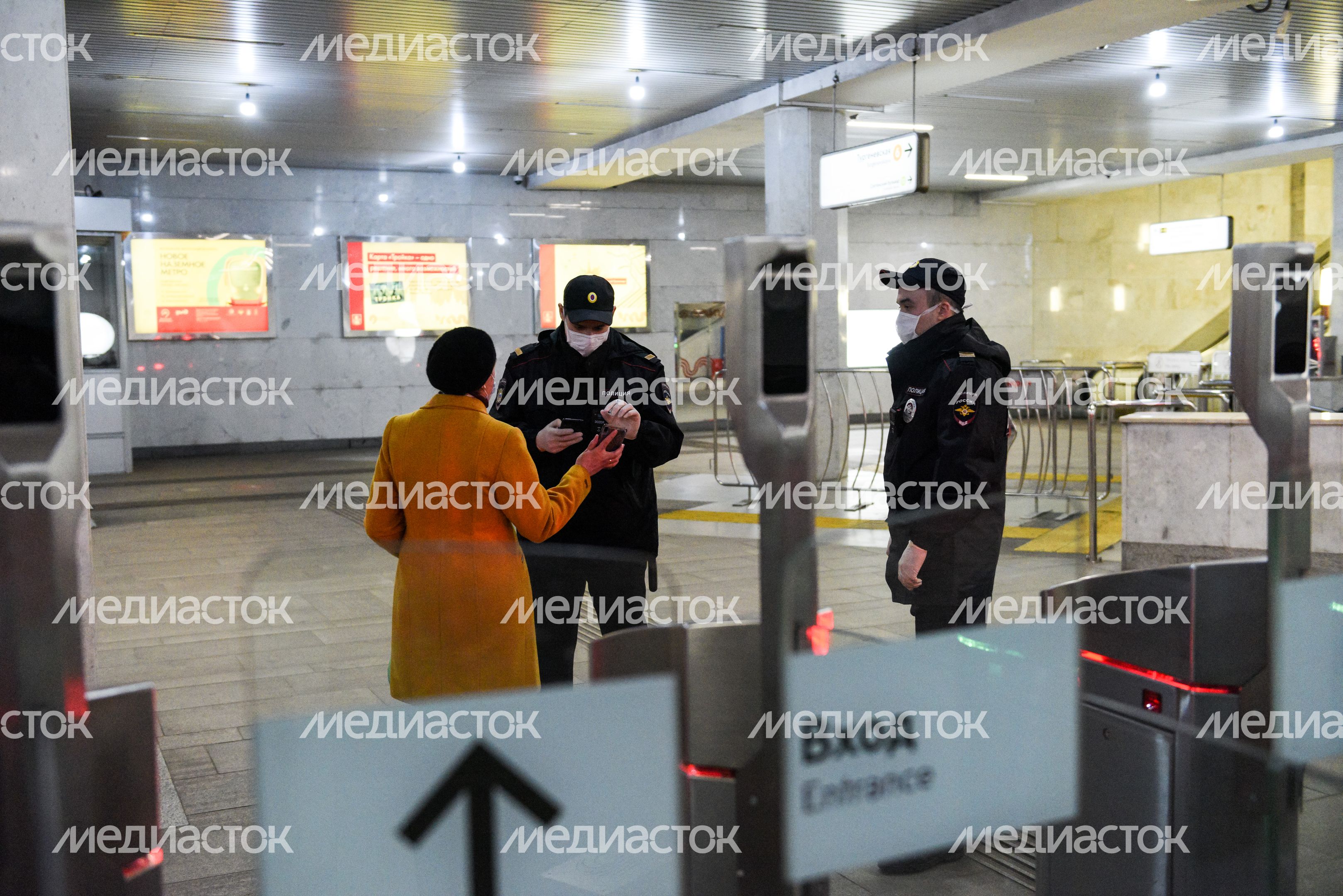Проверка электронных пропусков в московском метро Проверка электронных пропусков в московском метро