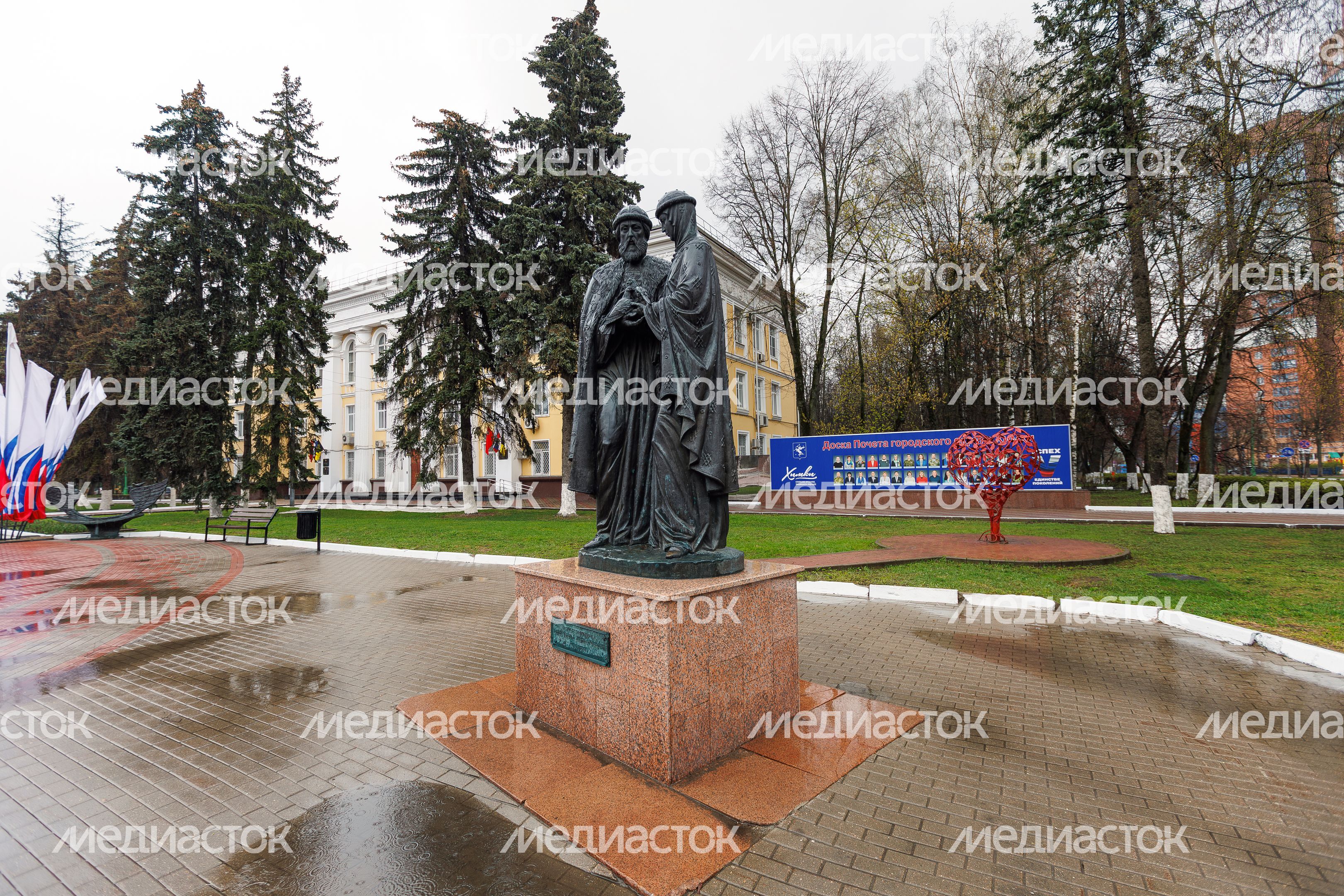 Памятник Петру и Февронии Муромским в Химках Памятник Петру и Февронии Муромским в Химках