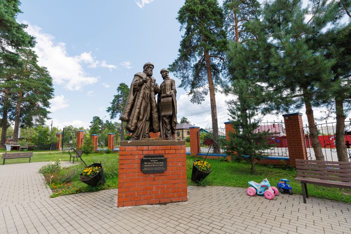 Памятник святым благоверным князьям Петру и Февронии Муромским у Георгиевского храма в Орехово-Зуево