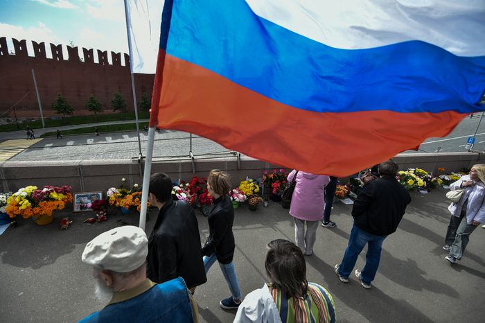 Возложение цветов к месту убийства Бориса Немцова в Москве