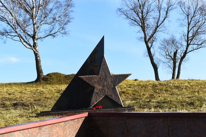 Открытие после реставрации воинского мемориала в деревне Ельня в Подмосковье