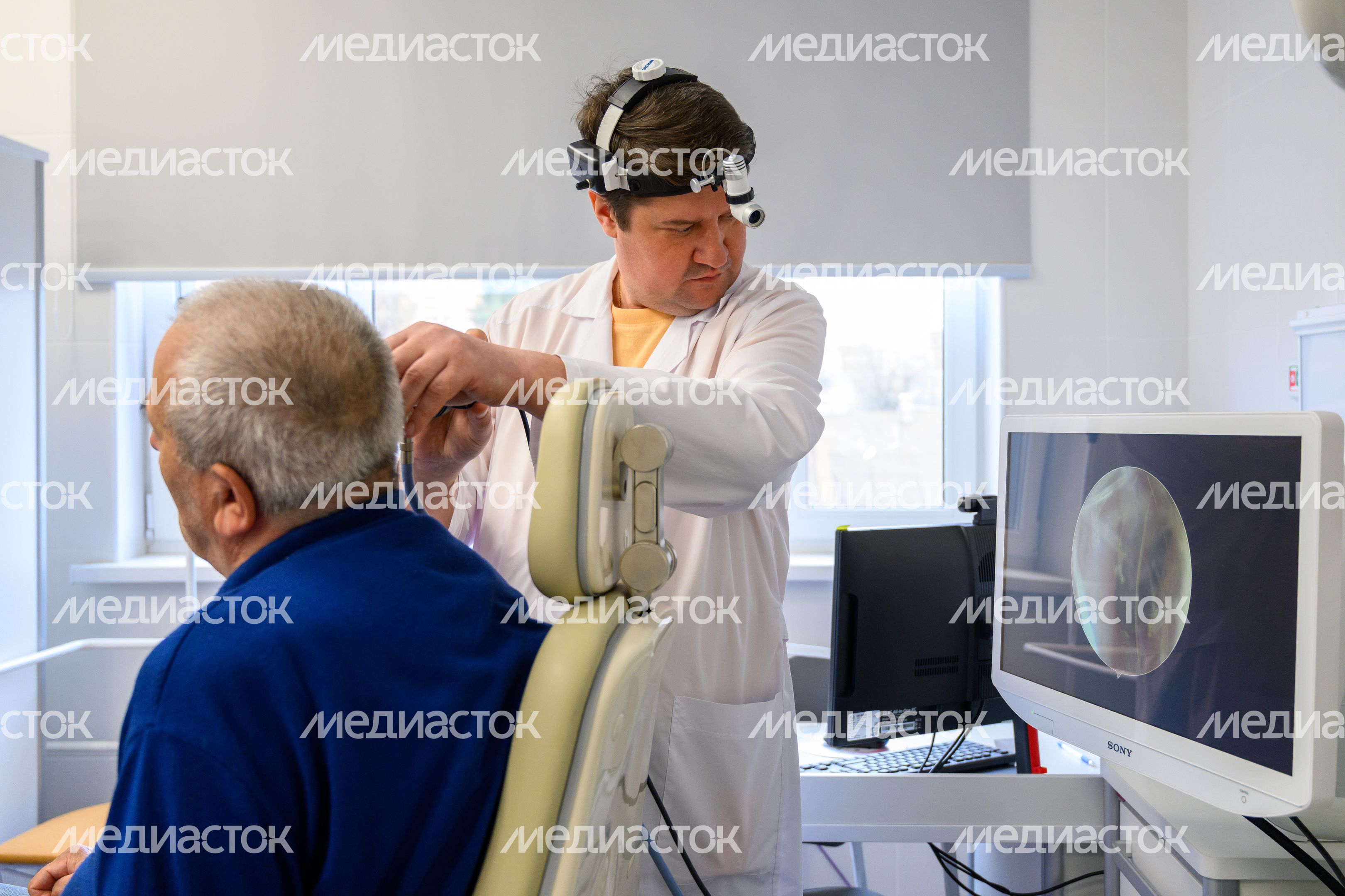 Пациент на приеме у лор-врача в поликлинике поселка Октябрьский округа Люберцы Пациент на приеме у лор-врача в поликлинике поселка Октябрьский округа Люберцы