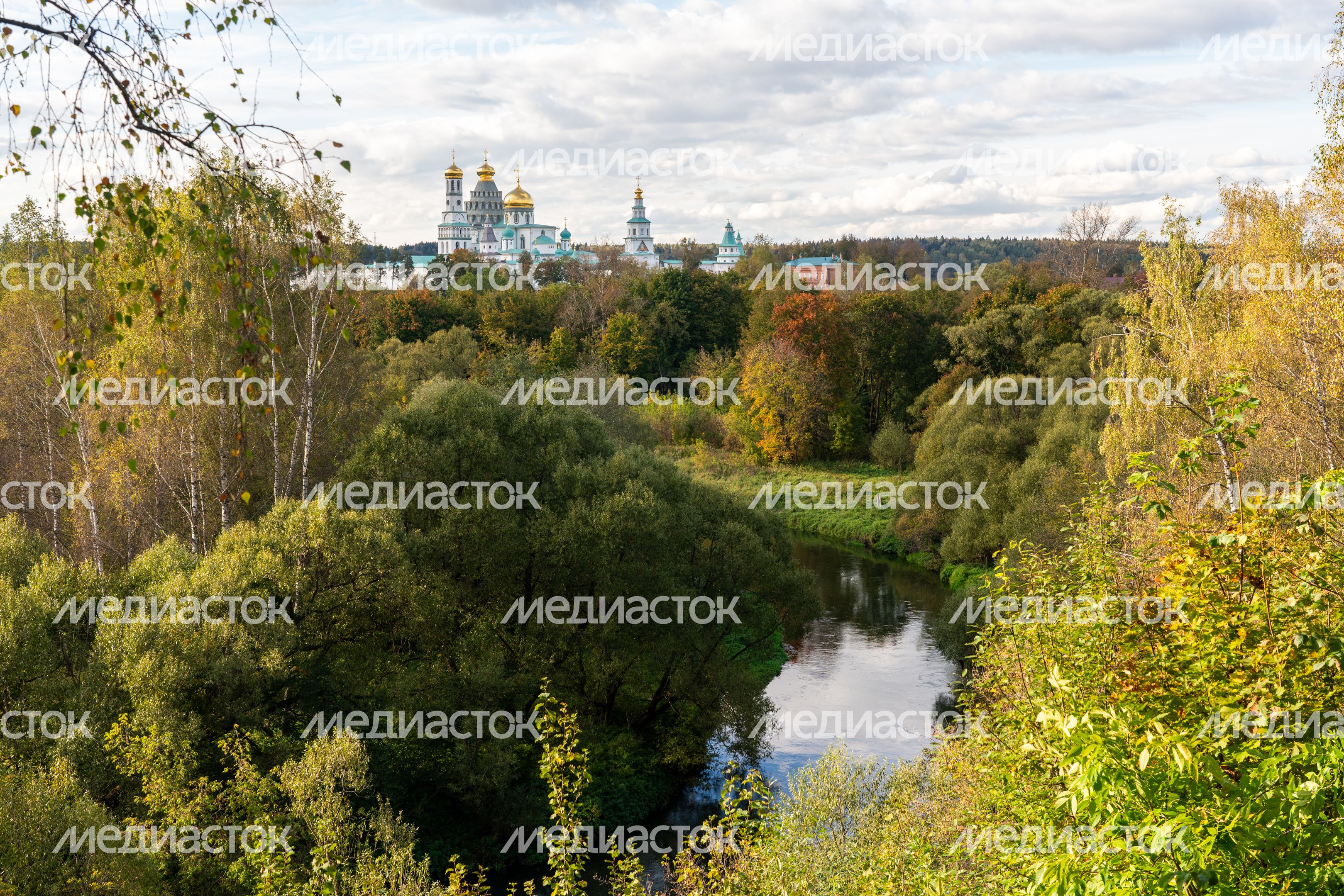 Вид на Саввино-Сторожевский монастырь со стороны Истринского городского парка осенью Вид на Саввино-Сторожевский монастырь со стороны Истринского городского парка осенью