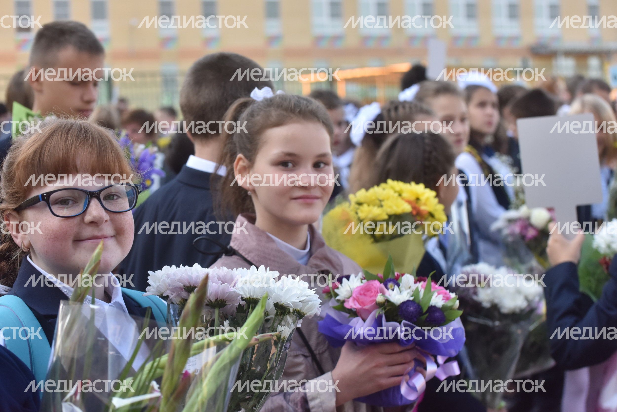 Медведев и Воробьев пообщались с учениками 11 класса новой подольской школы