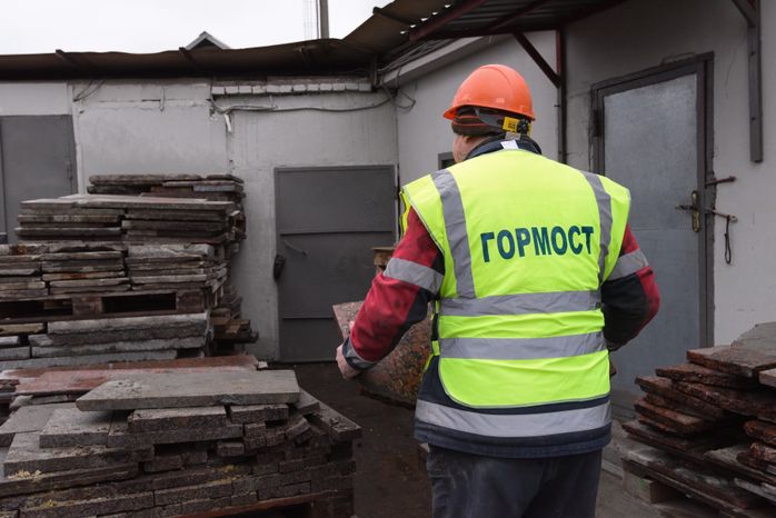 Процесс обработки гранитного камня специалистами ГБУ «Гормост» для облицовки стен подземных пешеходных переходов в Москве