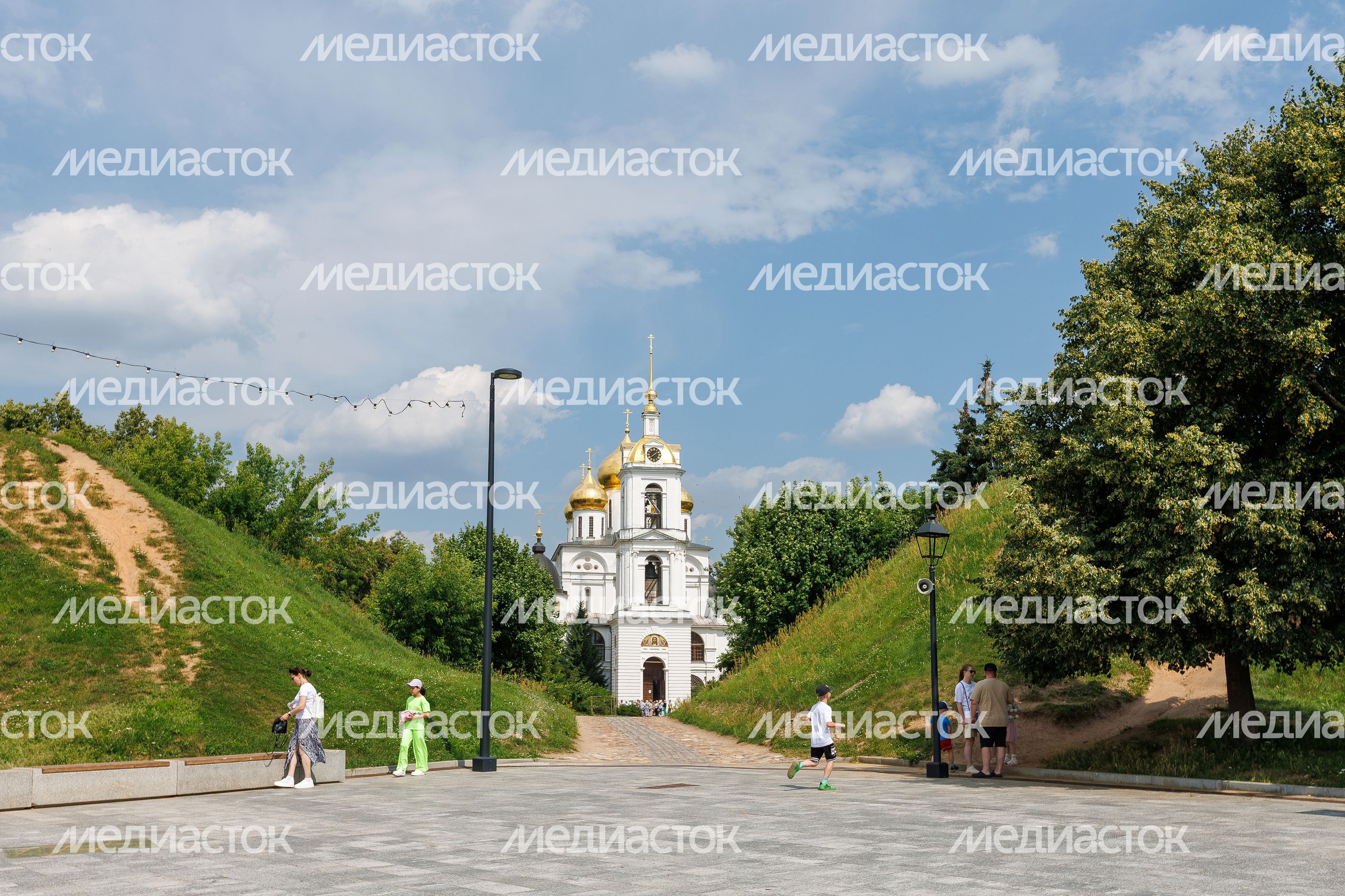 Александро-Невская церковь XIX века на Советской площади в Дмитрове Александро-Невская церковь XIX века на Советской площади в Дмитрове