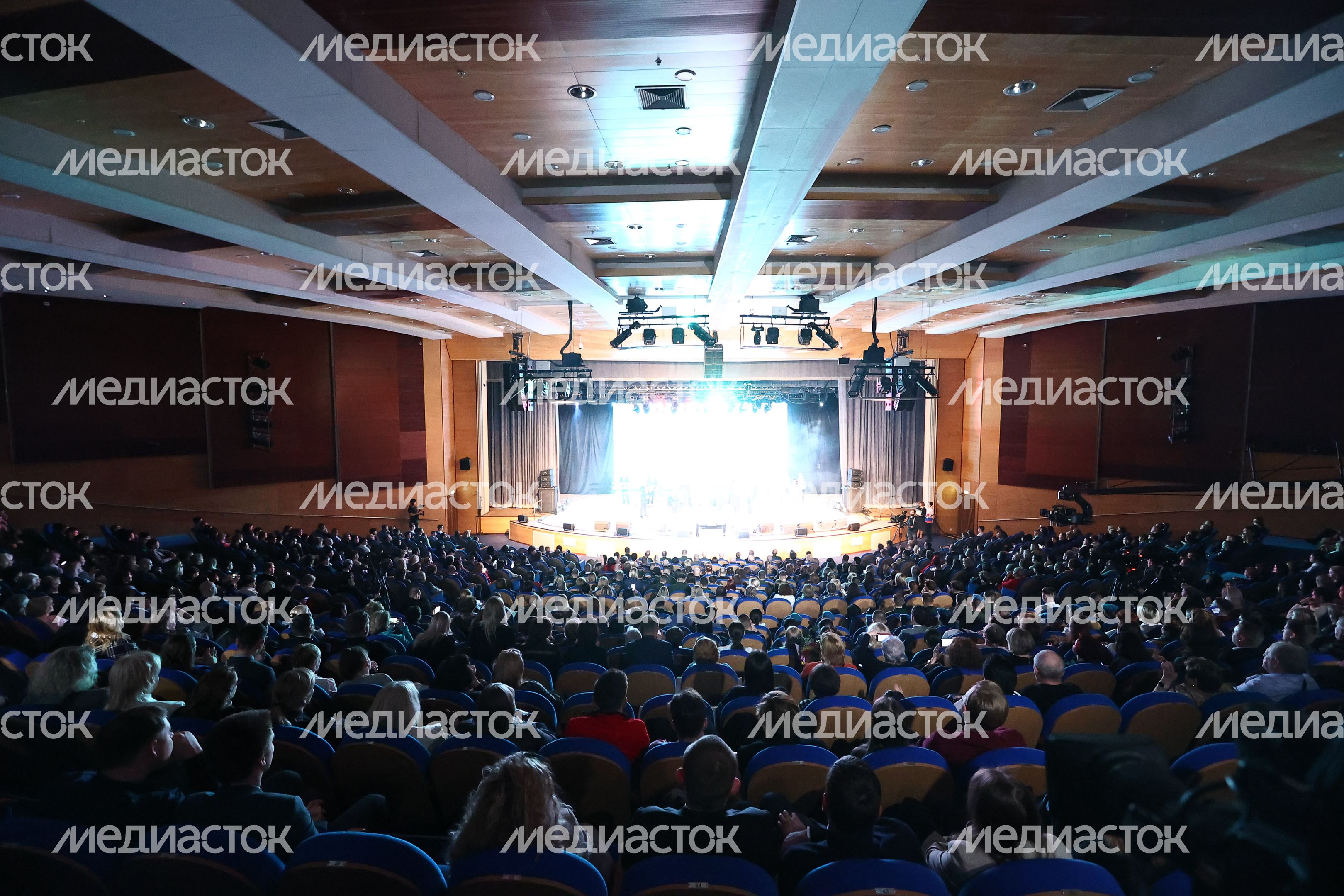 Награждение Губернатором лауреатов губернаторской премии «Мы рядом. Доброе дело»