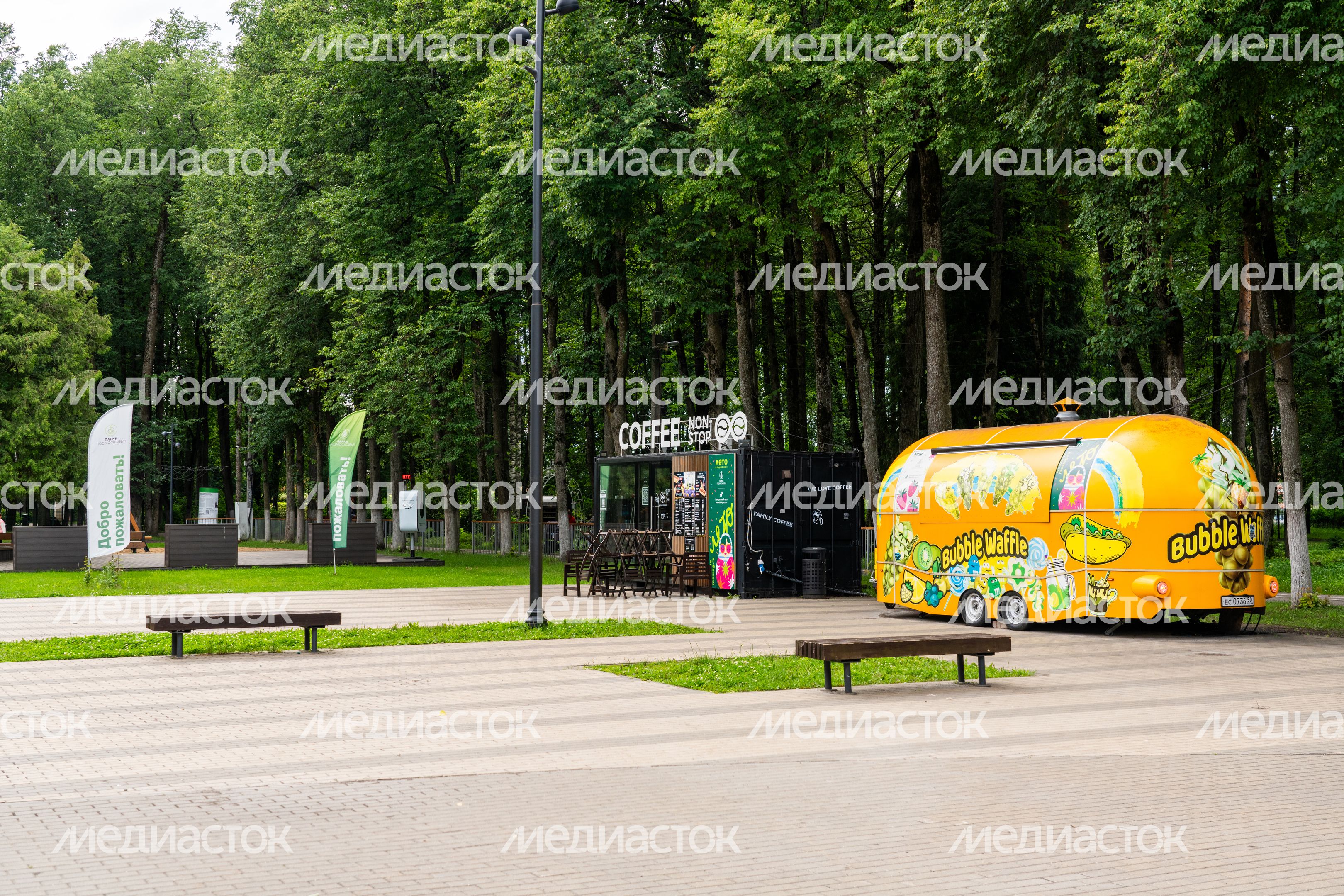 Площадка для перекуса в Центральном парке имени В.В. Воровского в Наро-Фоминске летом Площадка для перекуса в Центральном парке имени В.В. Воровского в Наро-Фоминске летом