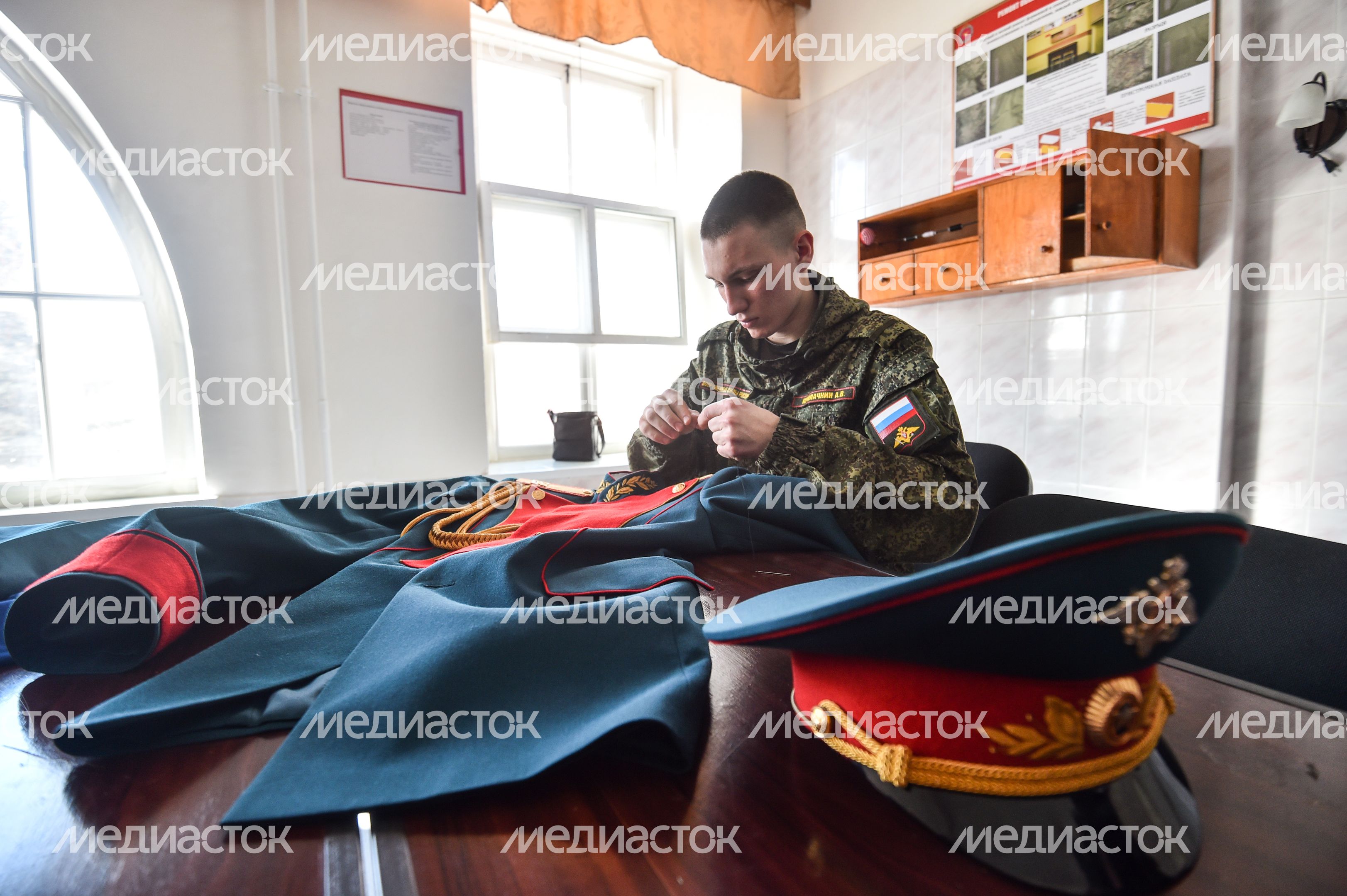 Подготовка военнослужащих отдельного комендантского Преображенского полка к военному параду на Красной площади