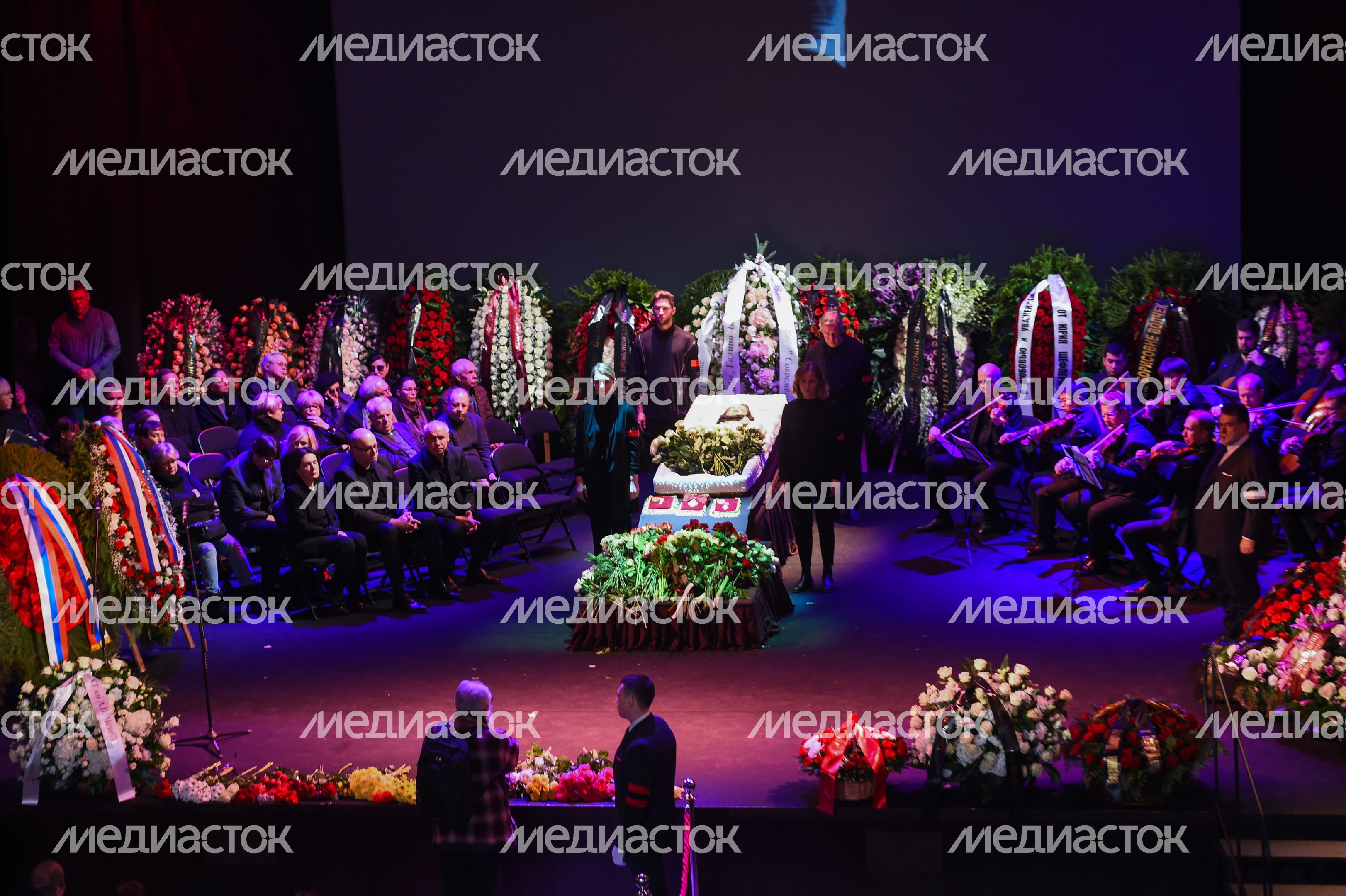 Церемония прощания с Галиной Волчек
