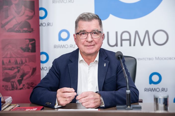 Презентация книги Александра Чумикова «Москва-400. Кам-са-мол! 90-е»